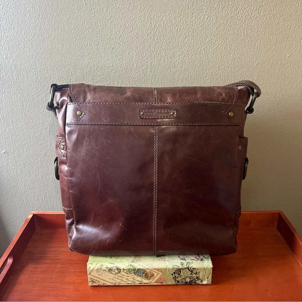 Fossil Distressed Brown Leather Messenger/Laptop Crossbody Bag Great Condition